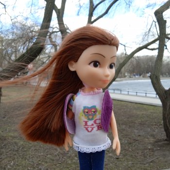 Саша Спилберг на прогулке