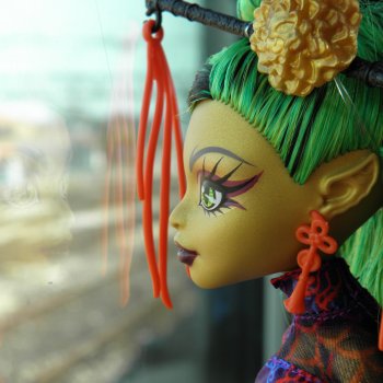 "Август машет кисточкой с сухой позолотой ..."