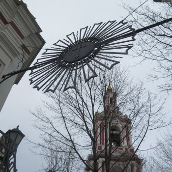 "В темноте старый город игнорирует реновации..."