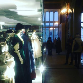 Йоль и выставка платьев эпохи Модерн