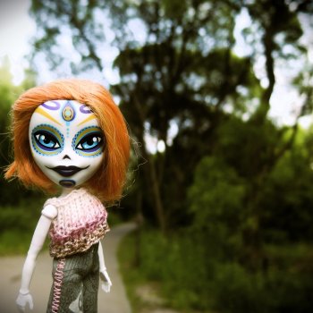 Catrinas Underworld у старинного пруда в Москве