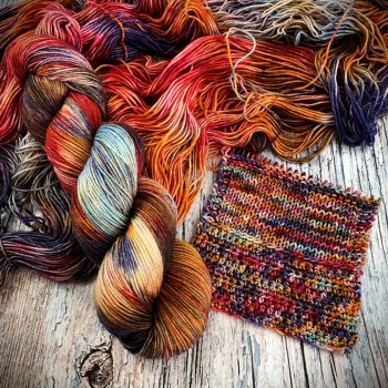 Клубки и вязание в осенних тонах