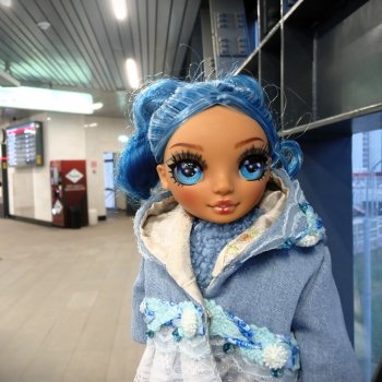 Rainbow High Junior Skyler первая прогулка по Москве