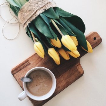 Тюльпаны, кофе - цвет апреля