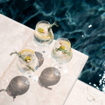 Cool Summer - белое и зелёное, от бассейна до моря