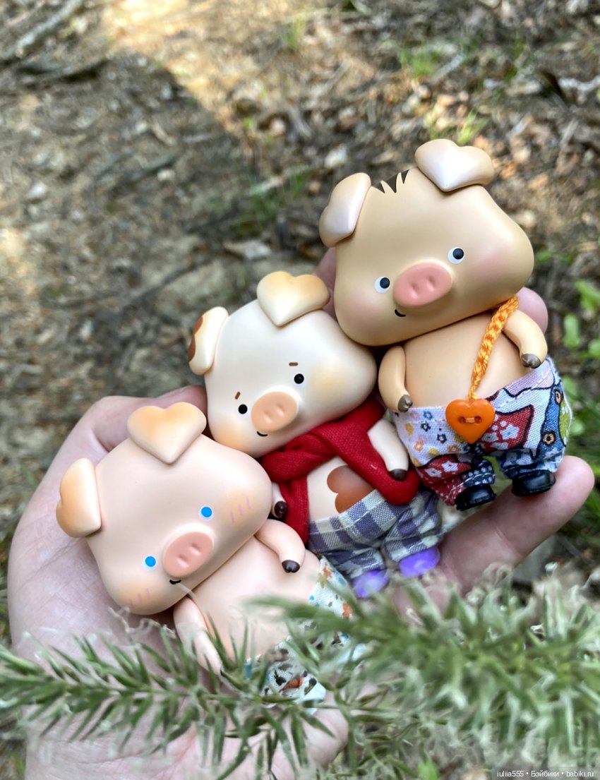 У леса на опушке гуляли три свинюшки