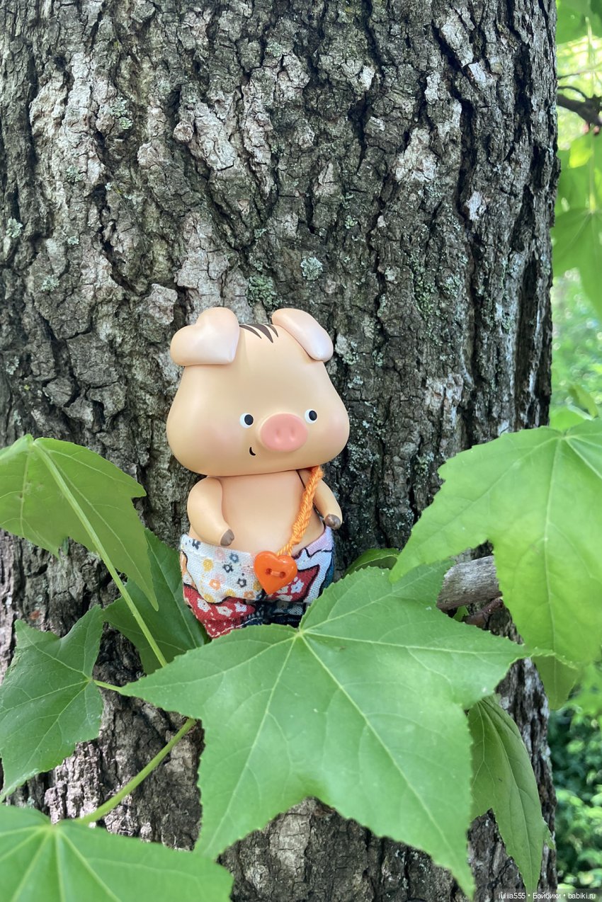 У леса на опушке гуляли три свинюшки