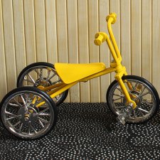 Трехколесный велосипед желтый