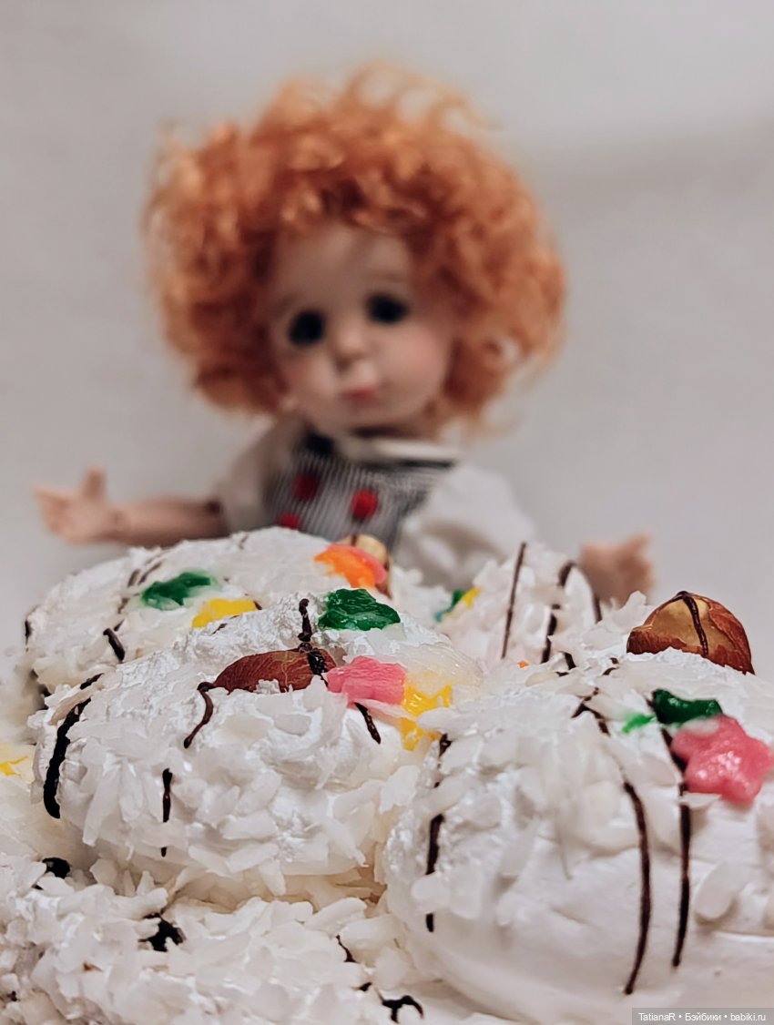 Приключения у праздничного тортика