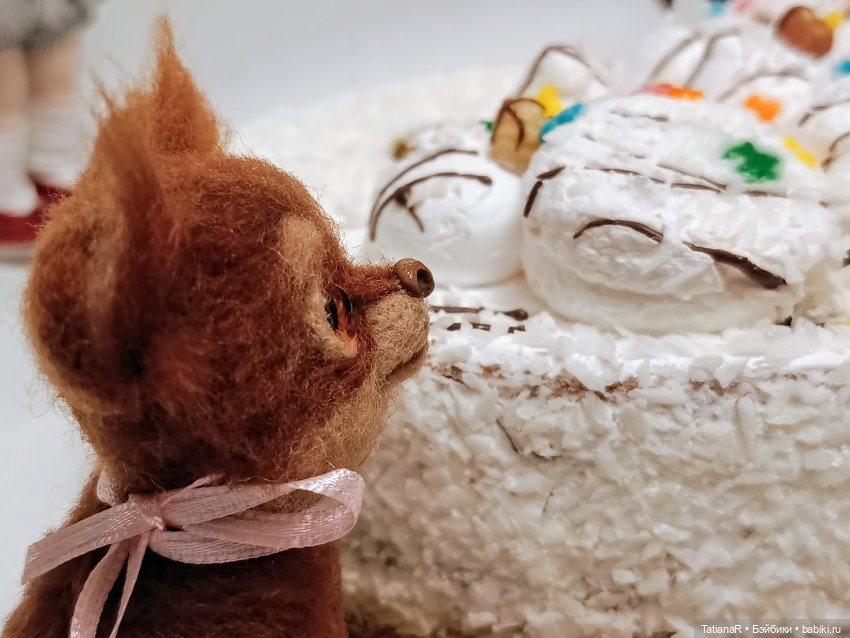 Приключения у праздничного тортика