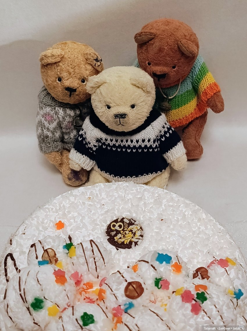 Приключения у праздничного тортика