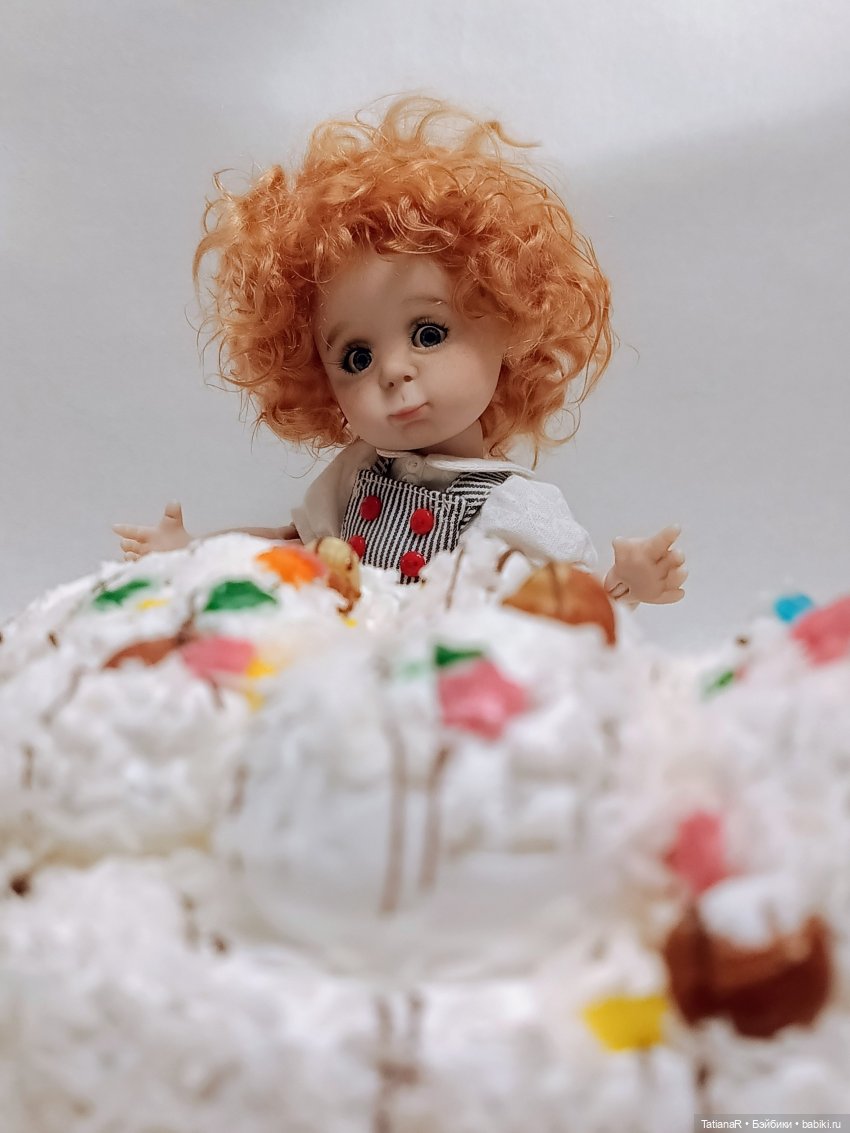 Приключения у праздничного тортика