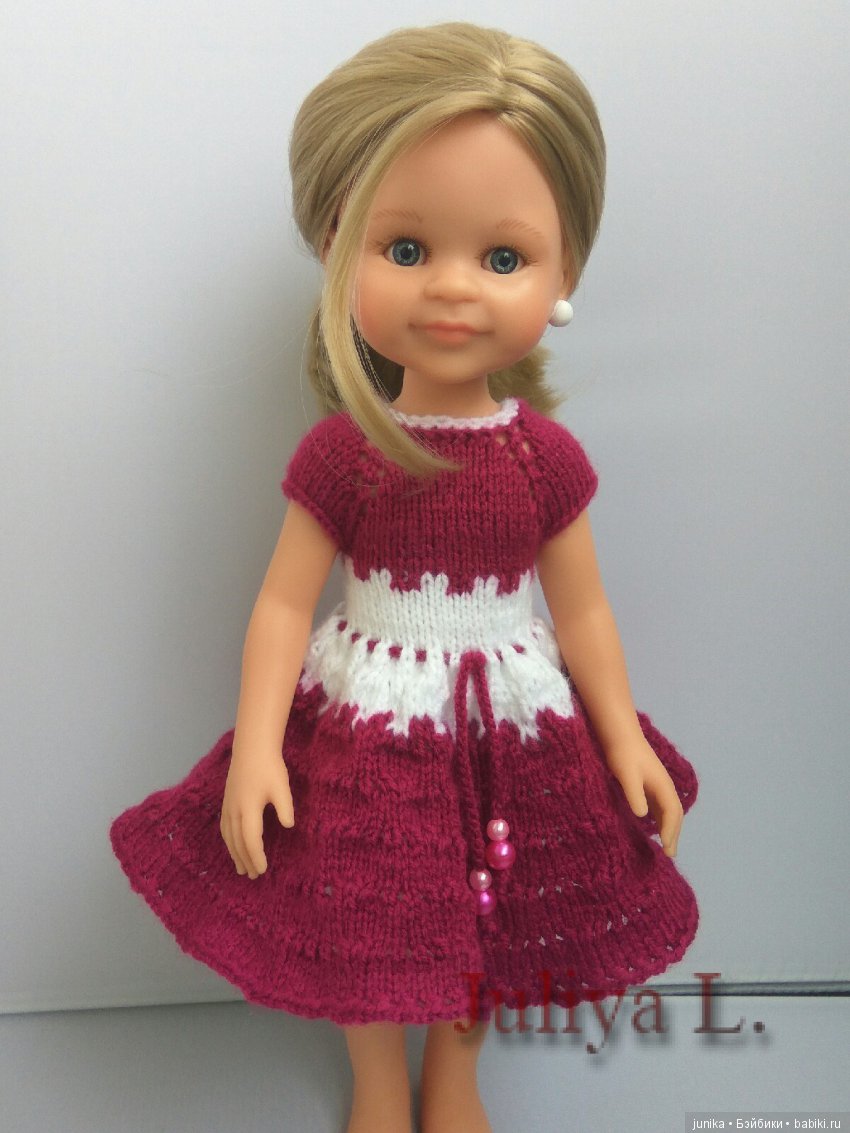Вязаное платье спицами для куклы высотой 40 см
