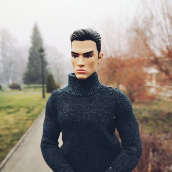 Брутальный мен на прогулке.