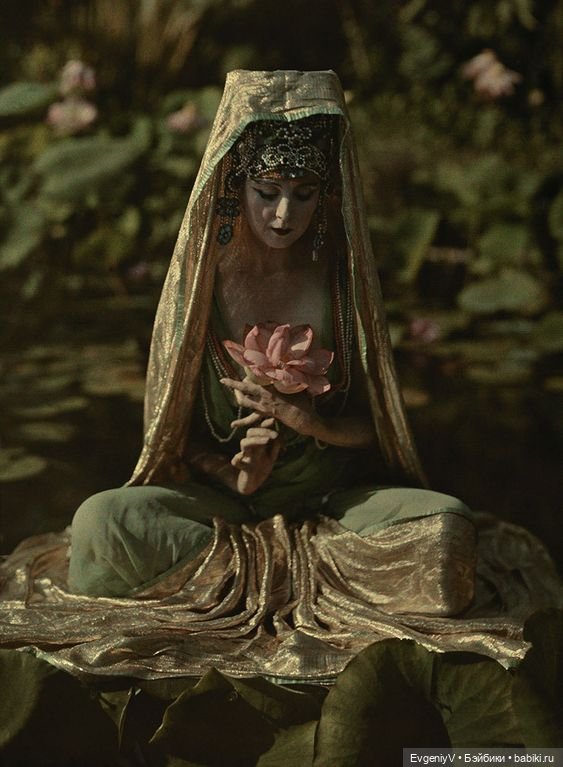 Викторианский маскарад, эдвардианский автохром, модная периодика 19 века и антикварные куклы