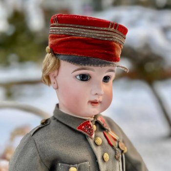 Идет солдат по улице.