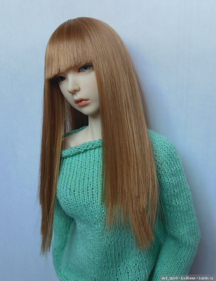 Девушка в зелёном свитере