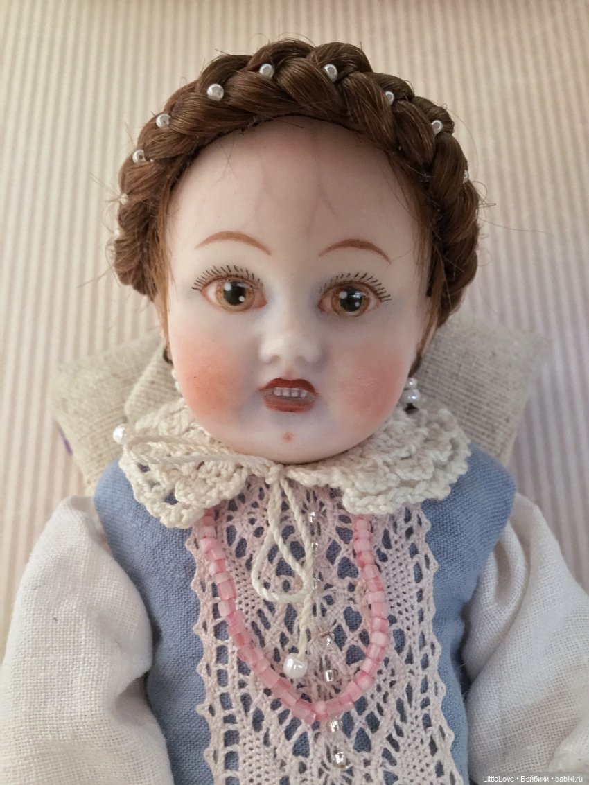 Кукла в антикварном стиле