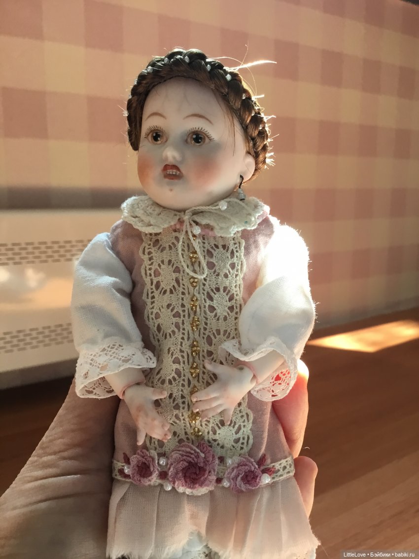 Кукла в антикварном стиле