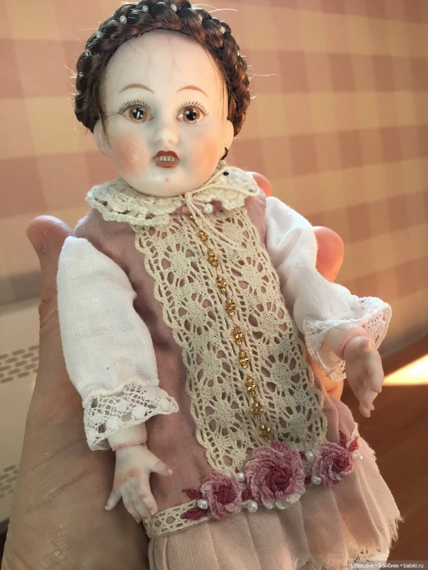 Кукла в антикварном стиле