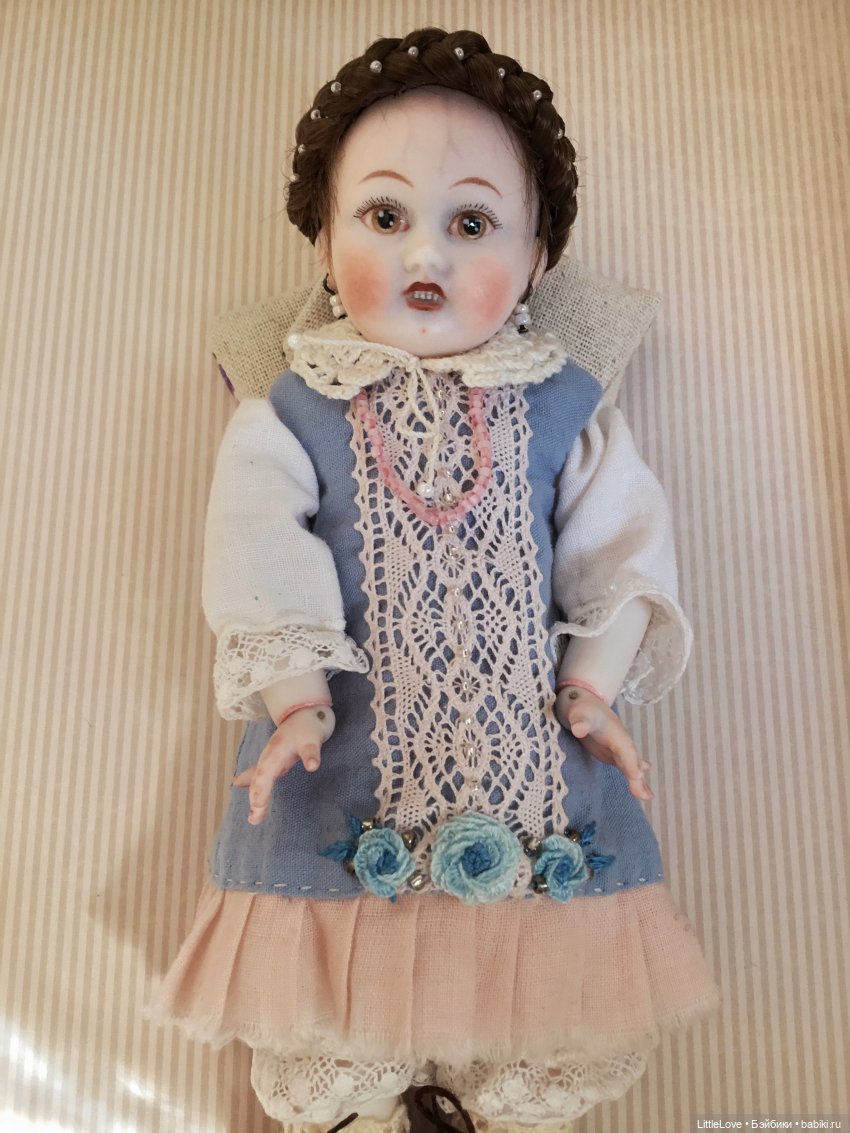 Кукла в антикварном стиле