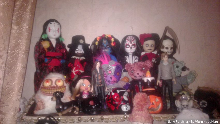 Первая в маске это LAD,остальные Макумба,Сантерия,Каравелла,Джокер и Смерть(голова светится в темноте,тело шоколадное)