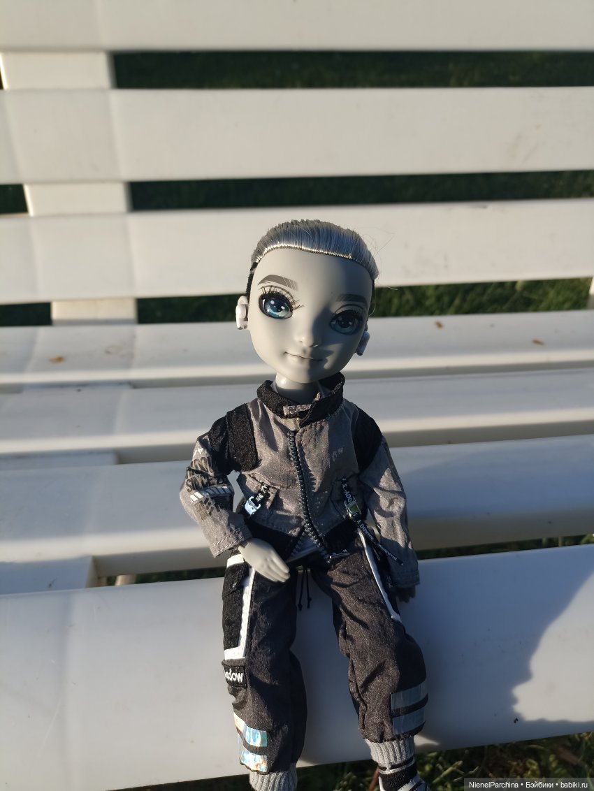 Эш на прогулке | Бэйбики Эш на прогулке — Куклы Rainbow High (Рейнбоу Хай (фото 2)