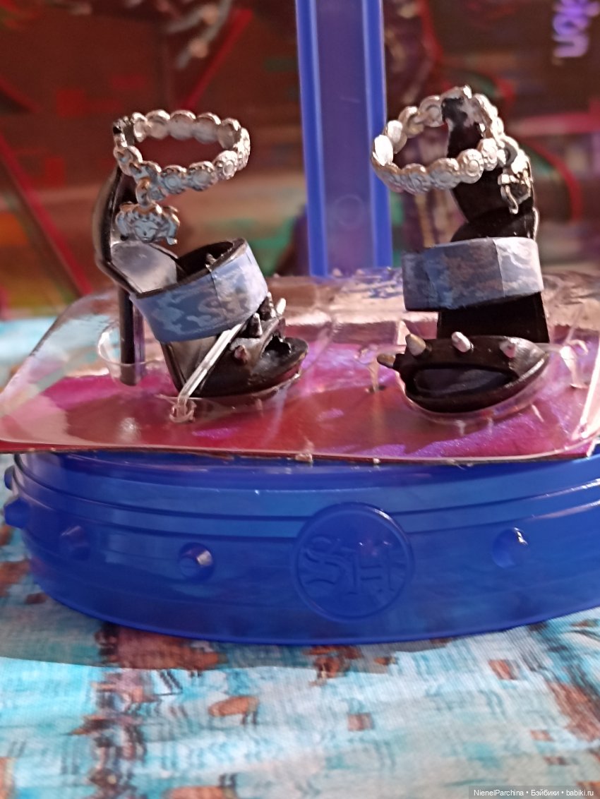 Ума гитаристка неоновых теней (фото 5)