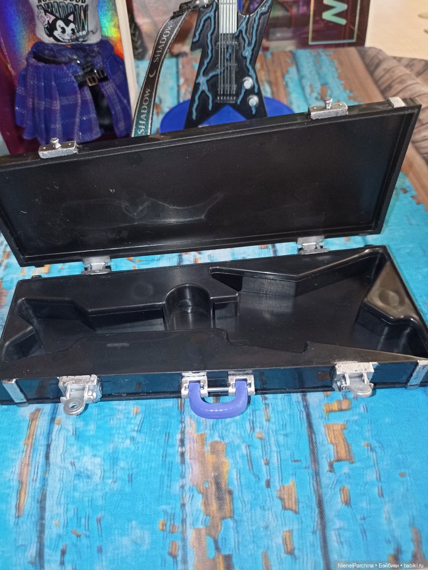 Ума гитаристка неоновых теней (фото 9)