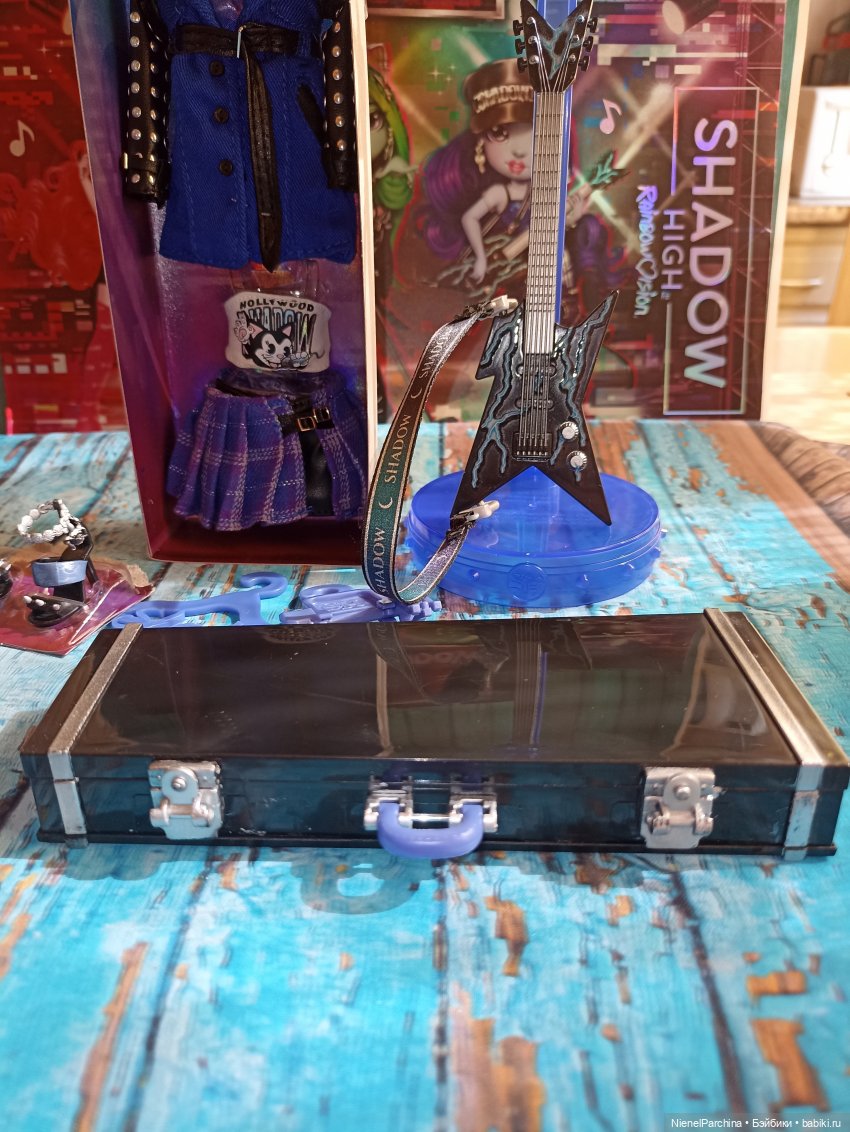 Ума гитаристка неоновых теней (фото 8)