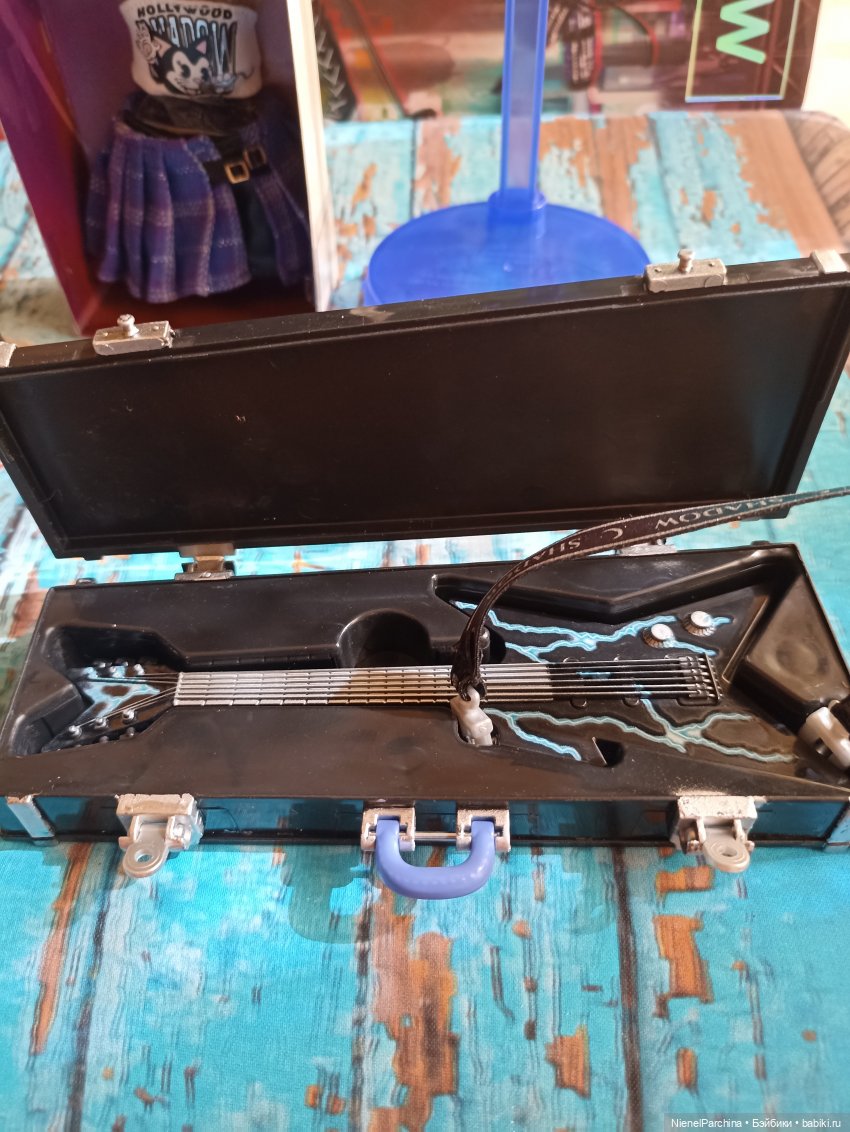 Ума гитаристка неоновых теней (фото 10)