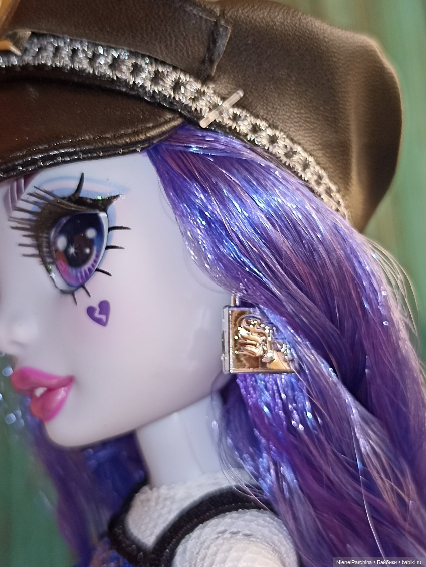 Ума гитаристка неоновых теней