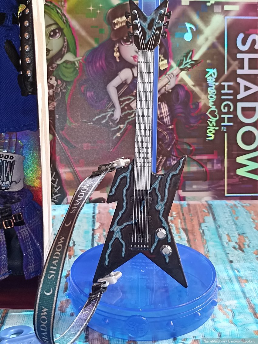 Ума гитаристка неоновых теней (фото 7)