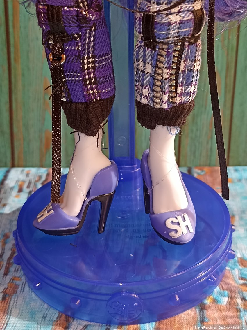 Ума гитаристка неоновых теней