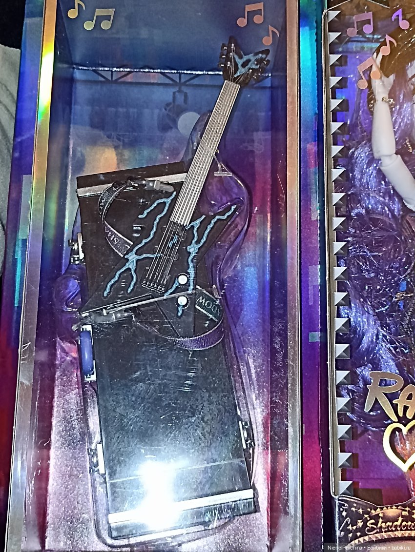 Ума гитаристка неоновых теней (фото 2)