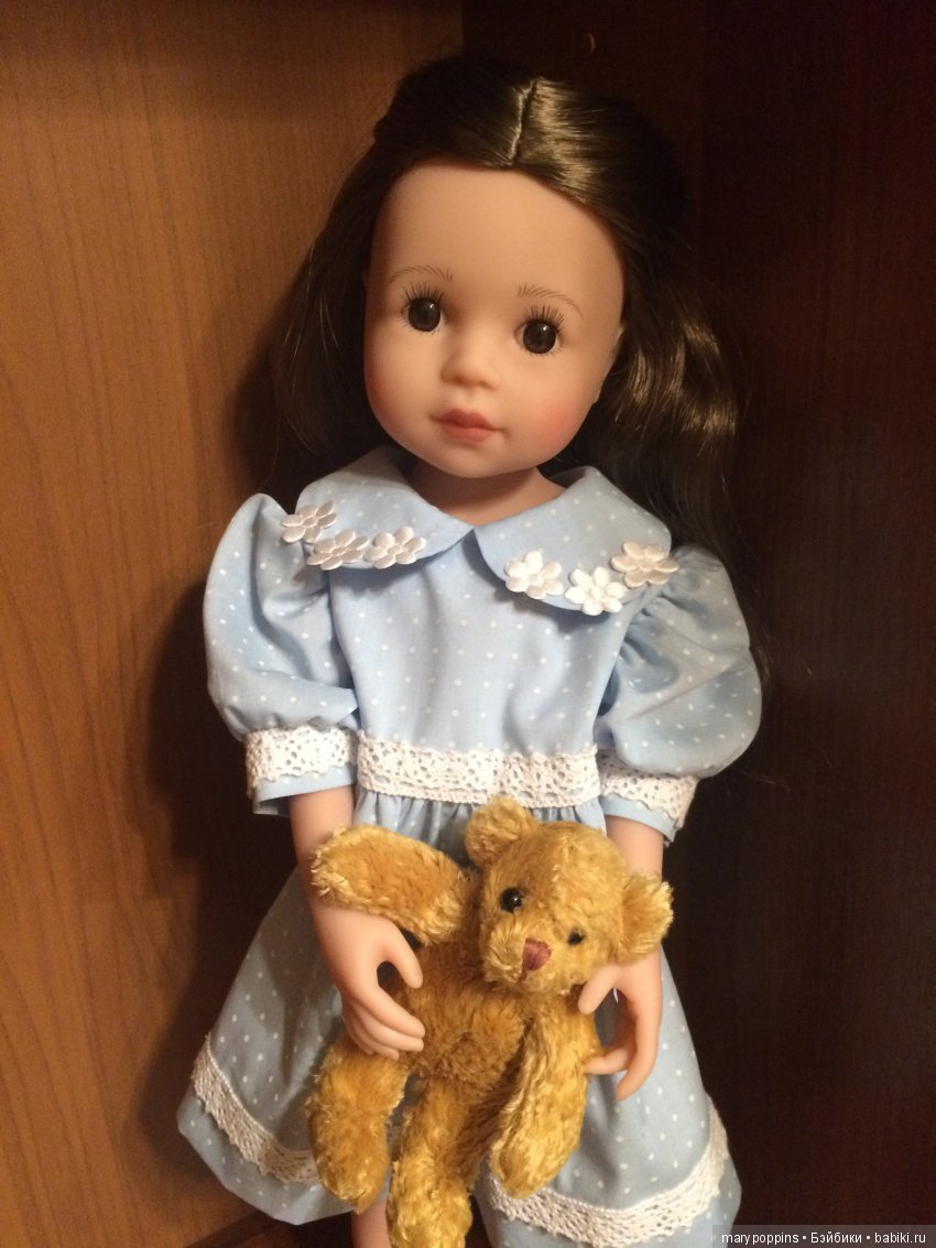 Сестричка Ксюша в гости с подарком . Платья своего пока нет, сняли временно со старшей сестры))