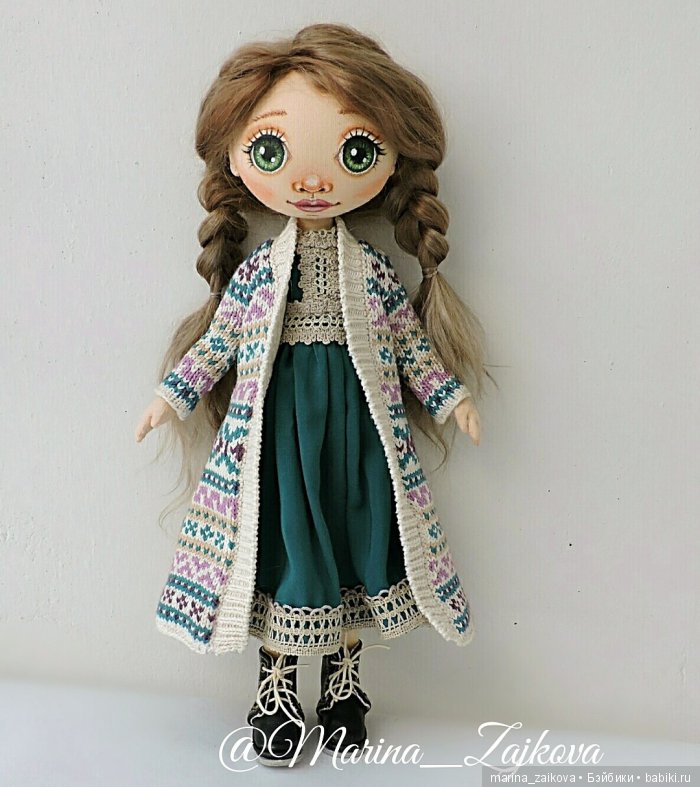 Текстильная куколка, рост 36 см. Автор Марина Зайкова. Ручки и пальчики сгибаются, голова наклоняется, волосы из шерсти козочки, можно аккуратно расчесывать и менять прически. Одежда снимается. Выполнена из натуральных материалов