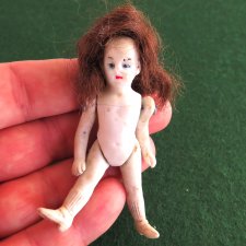 Маленькая антикварная куколка в парике. 7,5 см. Германия