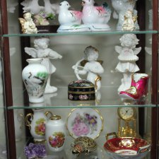 Шкаф-витрина с французским фарфором