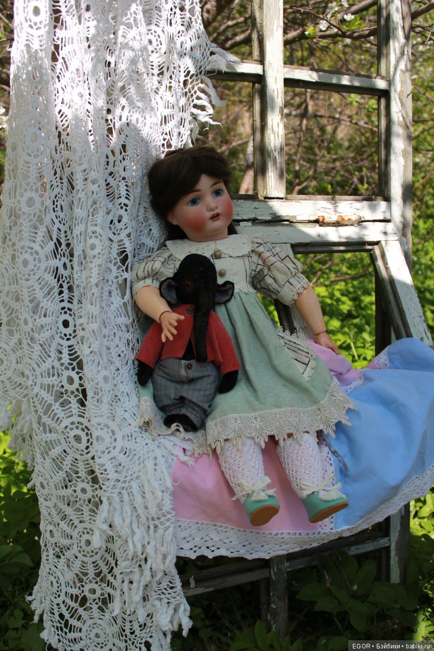 Прогулка в саду — Редкие антикварные куклы и реплики: воск (фото 4)