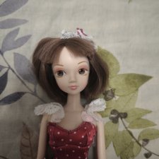 Соня Роуз в  платье в горошек