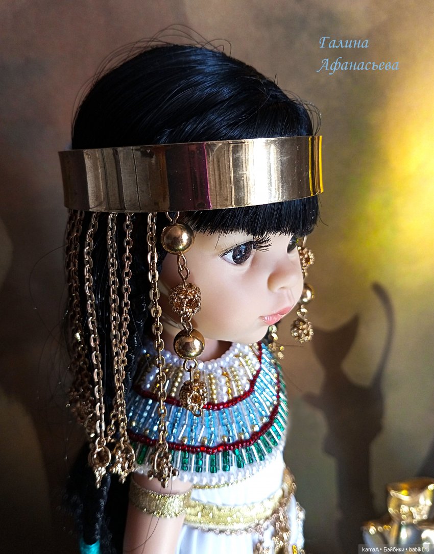 Алика в египетском наряде "калазирис"