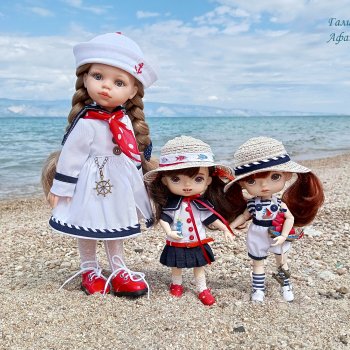 Девчата в морских нарядах...