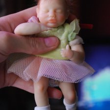 Крошка на ладошке