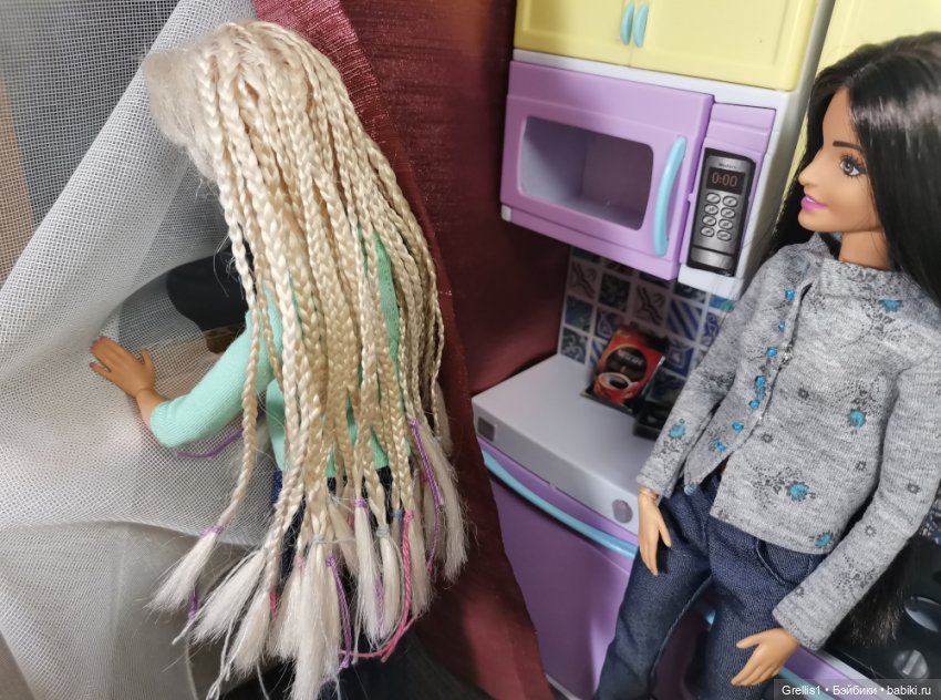 Две девицы под окном... Сёстры Ч