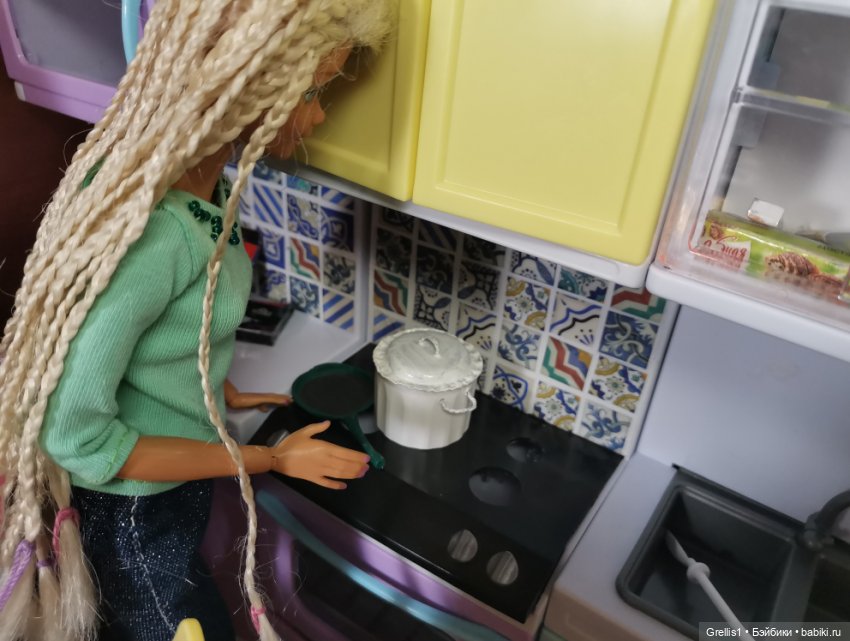 Две девицы под окном... Сёстры Ч