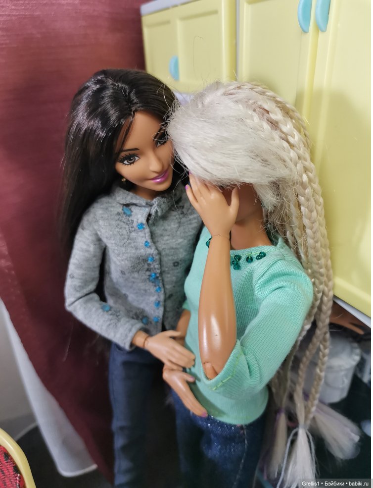 Две девицы под окном... Сёстры Ч