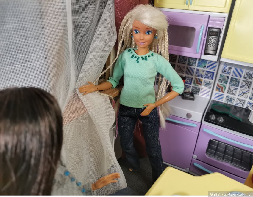 Две девицы под окном... Сёстры Ч