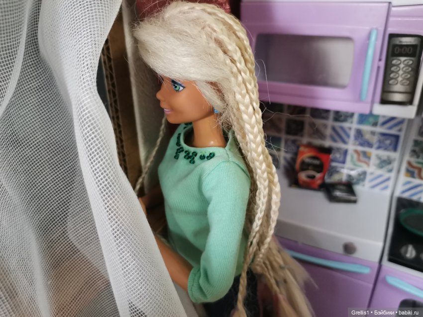 Две девицы под окном... Сёстры Ч