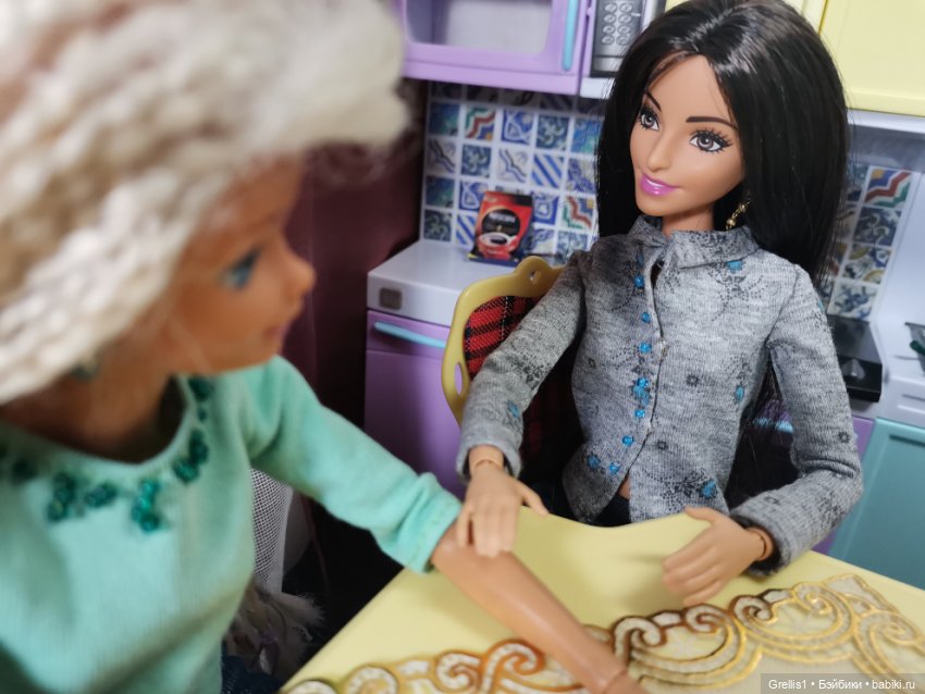 Две девицы под окном... Сёстры Ч